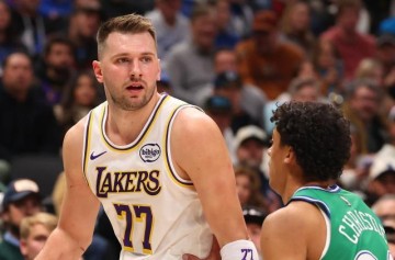 必发官网-4胜0负不败！东契奇战独行侠狠辣不留情创两大神迹