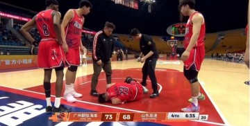 必发-惨烈！郭艾伦突发受伤，抱着左膝痛苦倒地，被担架车送出场